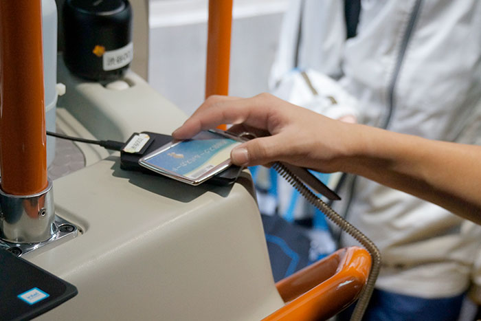 �J�[�h���[�_�[�Ƀ^�b�`���Ă���l�q